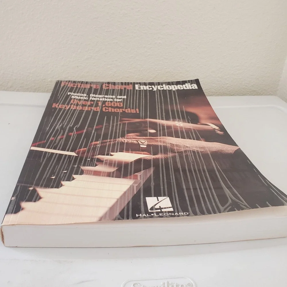Hal Leonard Picture Chord Encyclopedia Over 1,600 Keyboard Chords Book